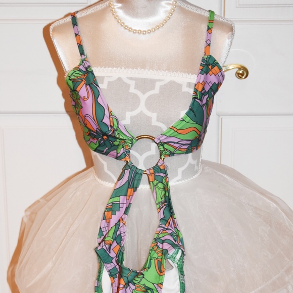 Pretty Little Thing: "Green Abstract Flower Print Cut Out Ring Swimsuit" - Picture 2 of 6